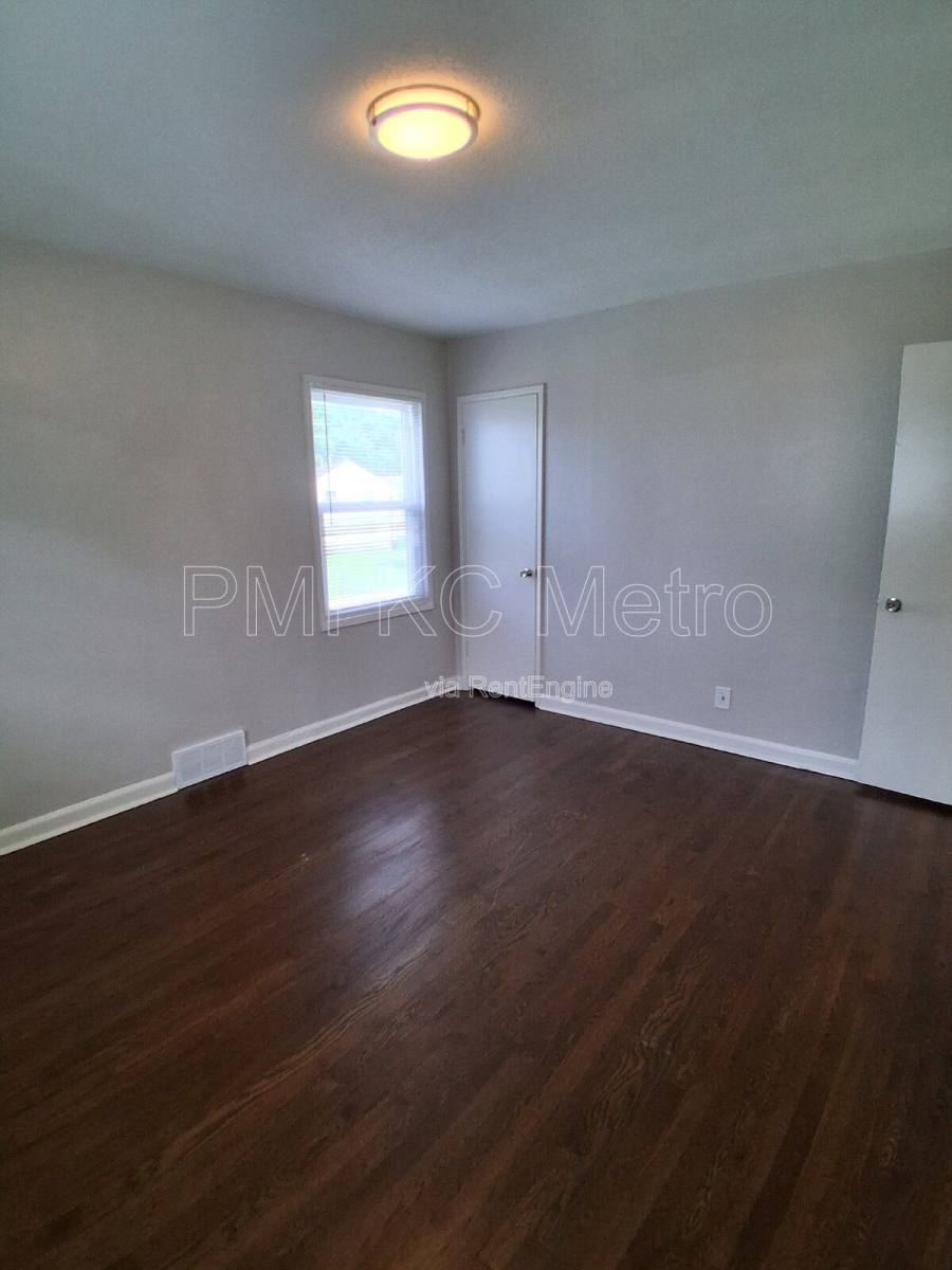 Townhouse for rent at 9548 Charlotte St, Kansas City, MO 64131