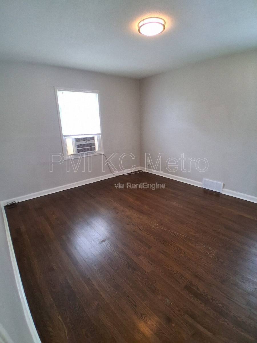 Townhouse for rent at 9548 Charlotte St, Kansas City, MO 64131