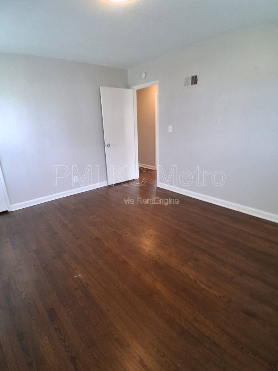 Townhouse for rent at 9548 Charlotte St, Kansas City, MO 64131