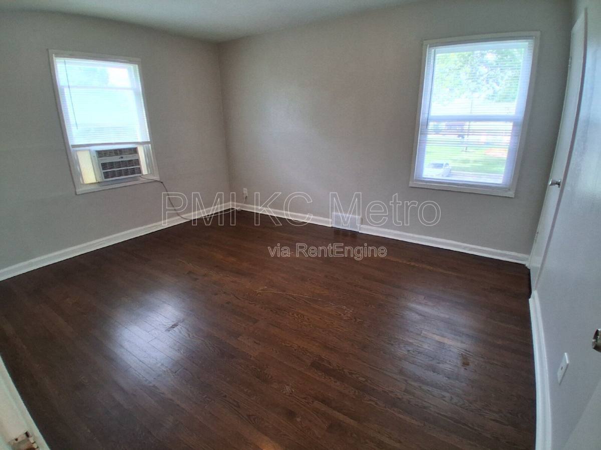 Townhouse for rent at 9548 Charlotte St, Kansas City, MO 64131
