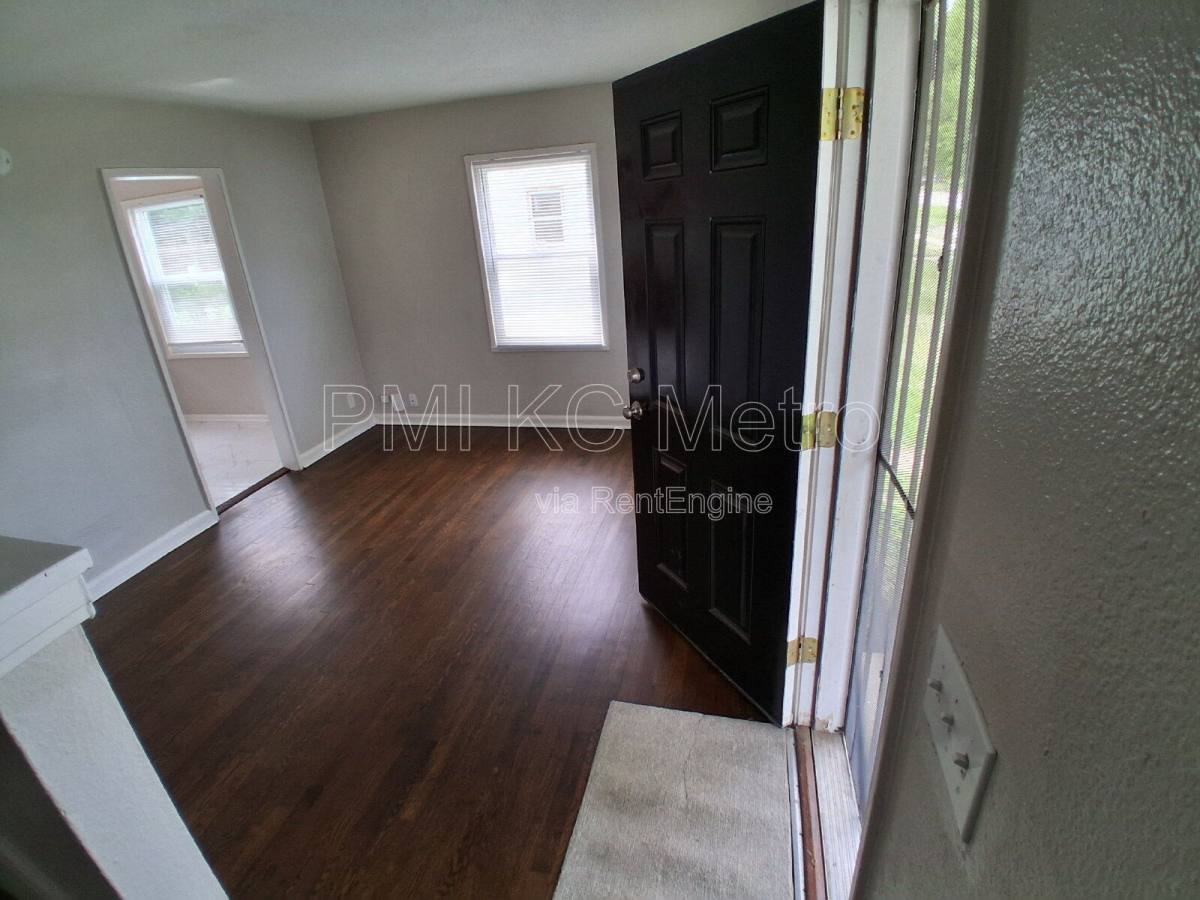 Townhouse for rent at 9548 Charlotte St, Kansas City, MO 64131