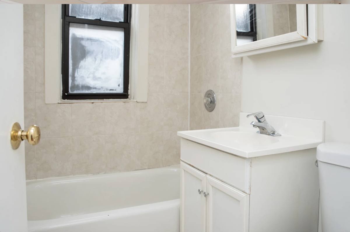 Apartment for rent at 837 W Cornelia Ave #3N, Chicago, IL 60657