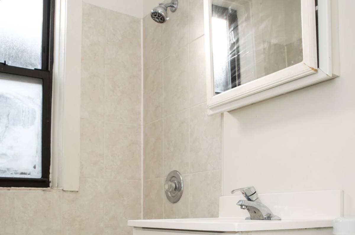 Apartment for rent at 837 W Cornelia Ave #3N, Chicago, IL 60657