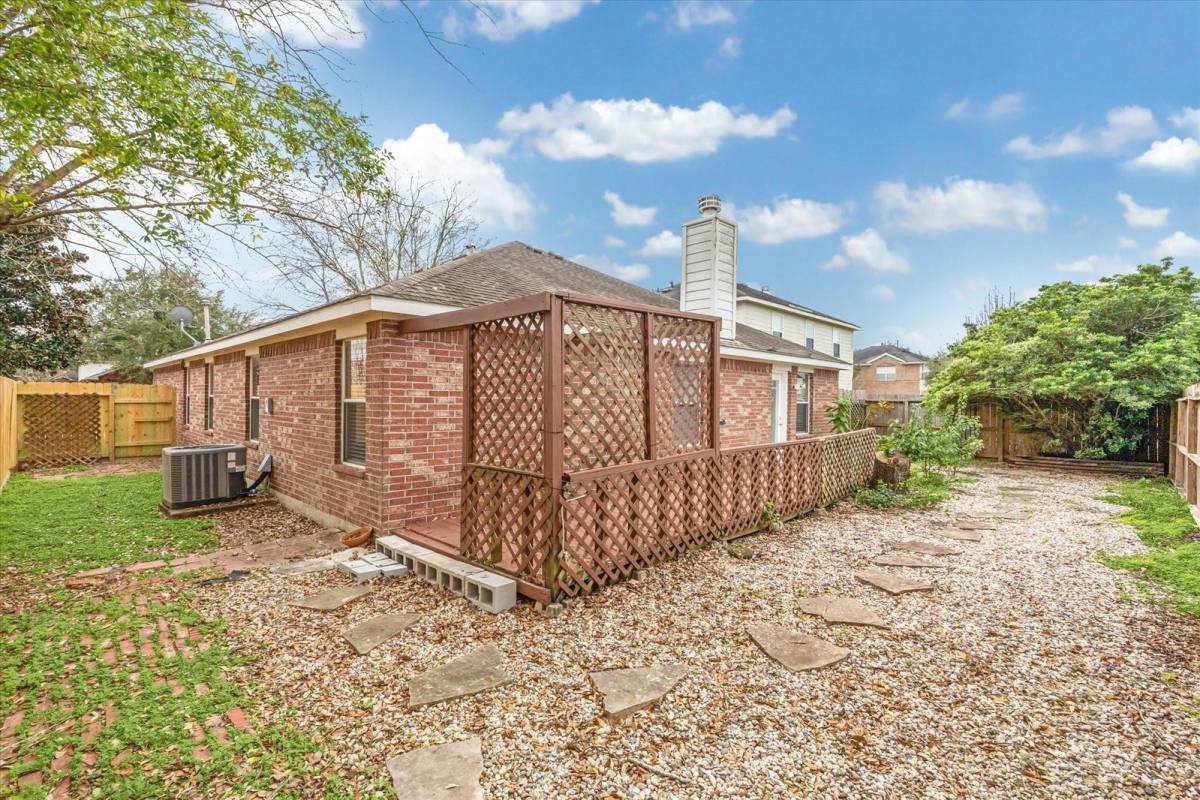 House for rent at 9721 Cottage St, Pearland, TX 77584