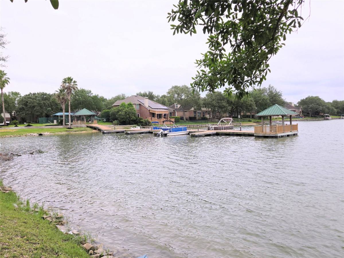 House for rent at 4019 N Crystal Lake Circle, Pearland, TX 77584