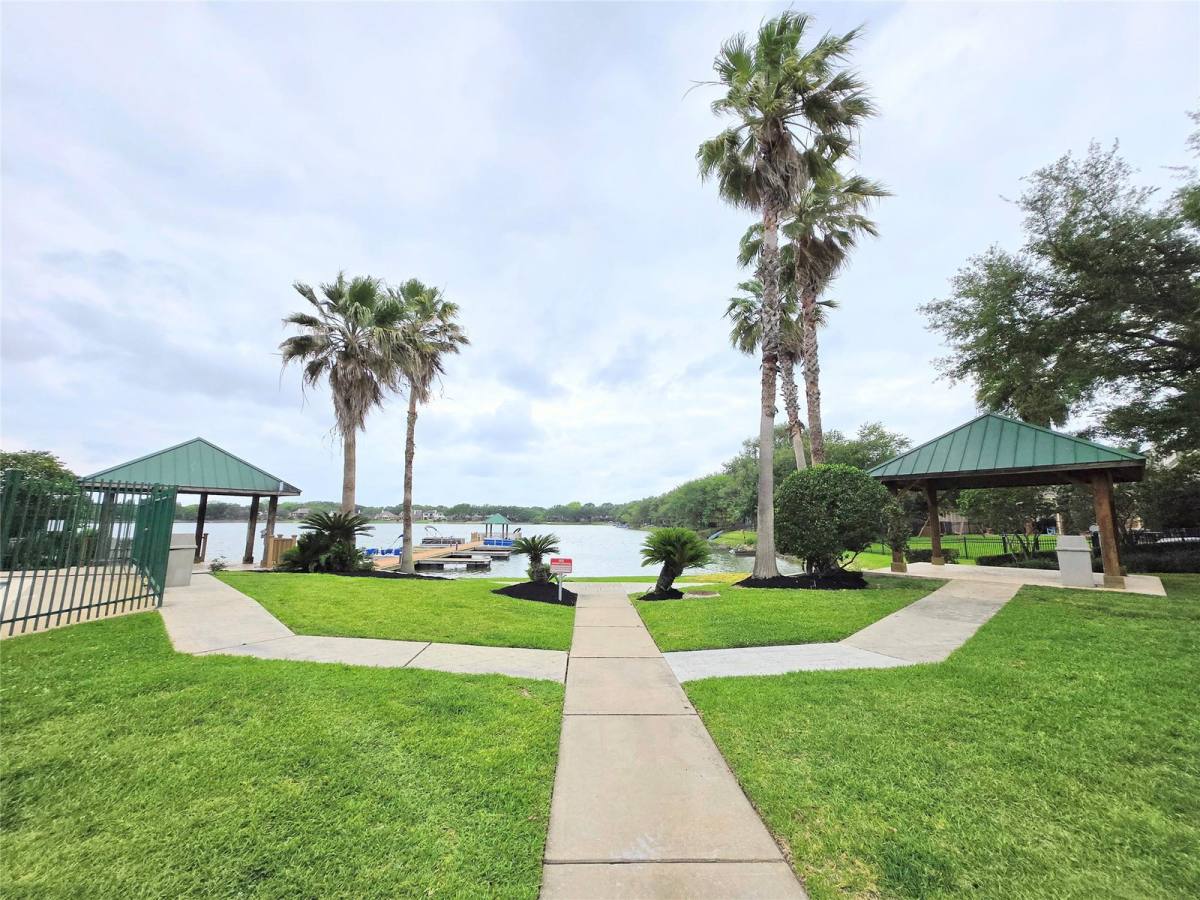 House for rent at 4019 N Crystal Lake Circle, Pearland, TX 77584
