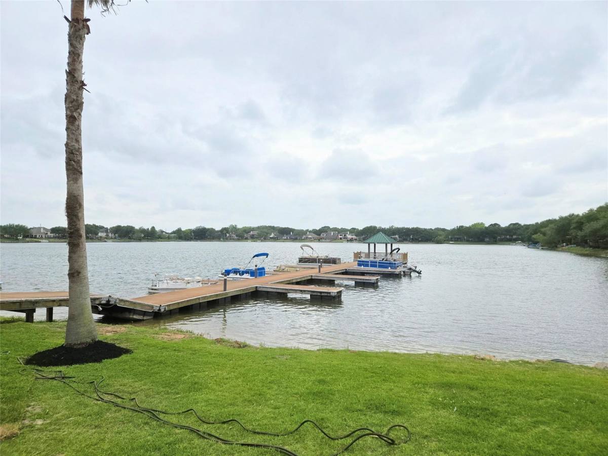 House for rent at 4019 N Crystal Lake Circle, Pearland, TX 77584