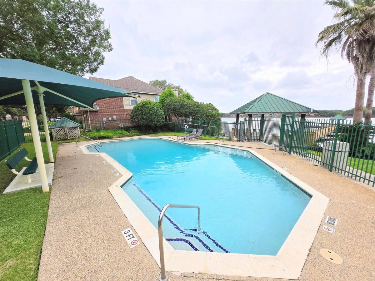 House for rent at 4019 N Crystal Lake Circle, Pearland, TX 77584
