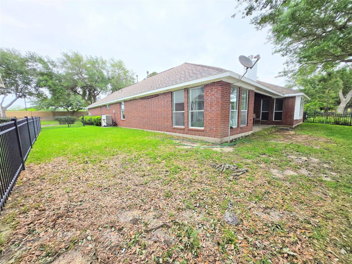 House for rent at 4019 N Crystal Lake Circle, Pearland, TX 77584