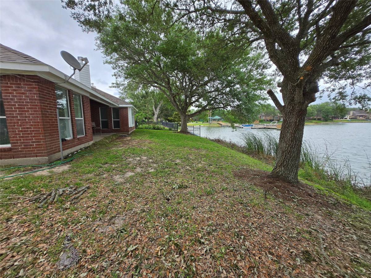 House for rent at 4019 N Crystal Lake Circle, Pearland, TX 77584