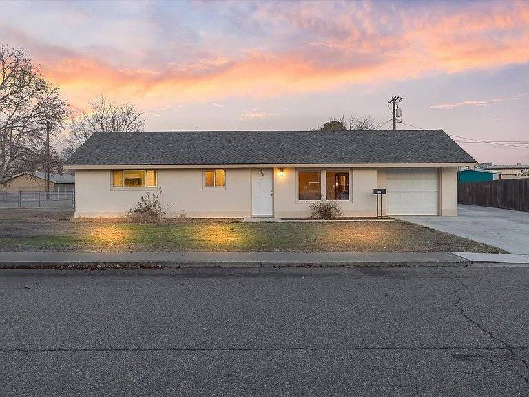 House for rent at 801 S Everett St, Kennewick, WA 99336