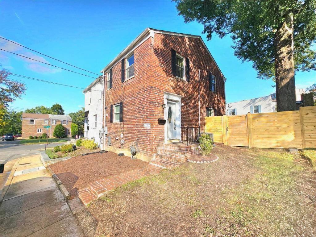 Townhouse for rent at 3109 Mosby St, Alexandria, VA 22305