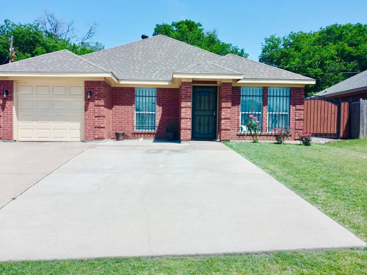 House for rent at 1408 California Parkway N, Fort Worth, TX 76115