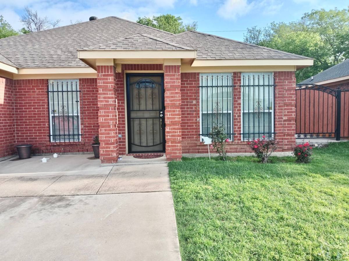 House for rent at 1408 California Parkway N, Fort Worth, TX 76115