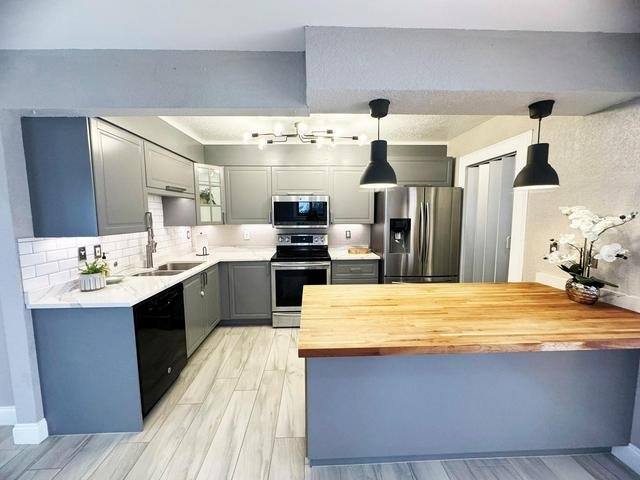 Townhouse for rent at 321 Sandtree Dr, West Palm Beach, FL 33403