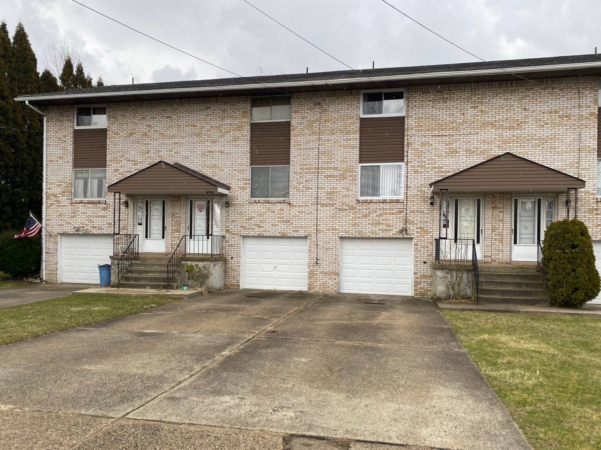 Townhouse for rent at 39 Soltis Dr, Irwin, PA 15642
