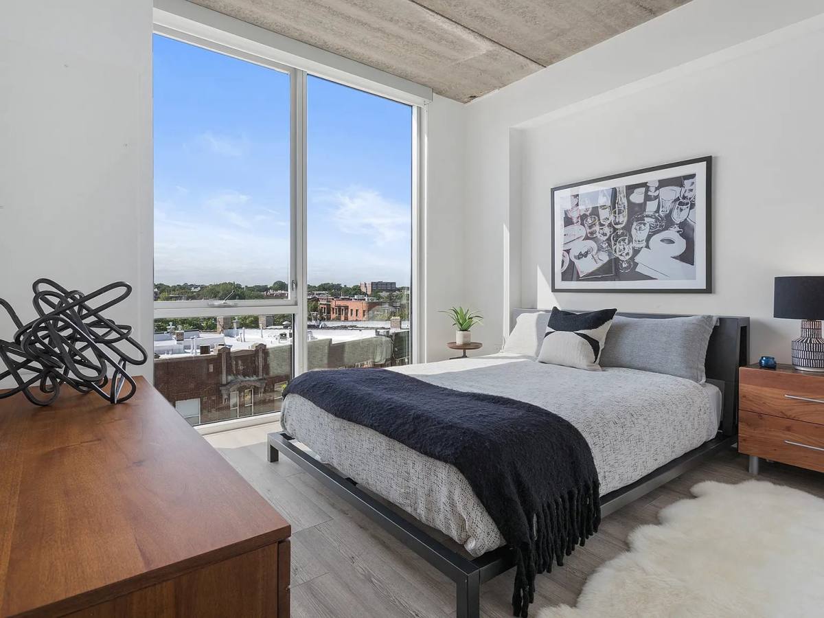 Apartment for rent at 724 W Sheridan Rd, Chicago, IL 60613