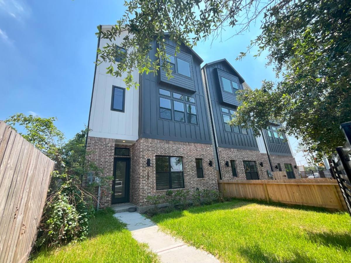 Townhouse for rent at 326 Eastwood St, Houston, TX 77011