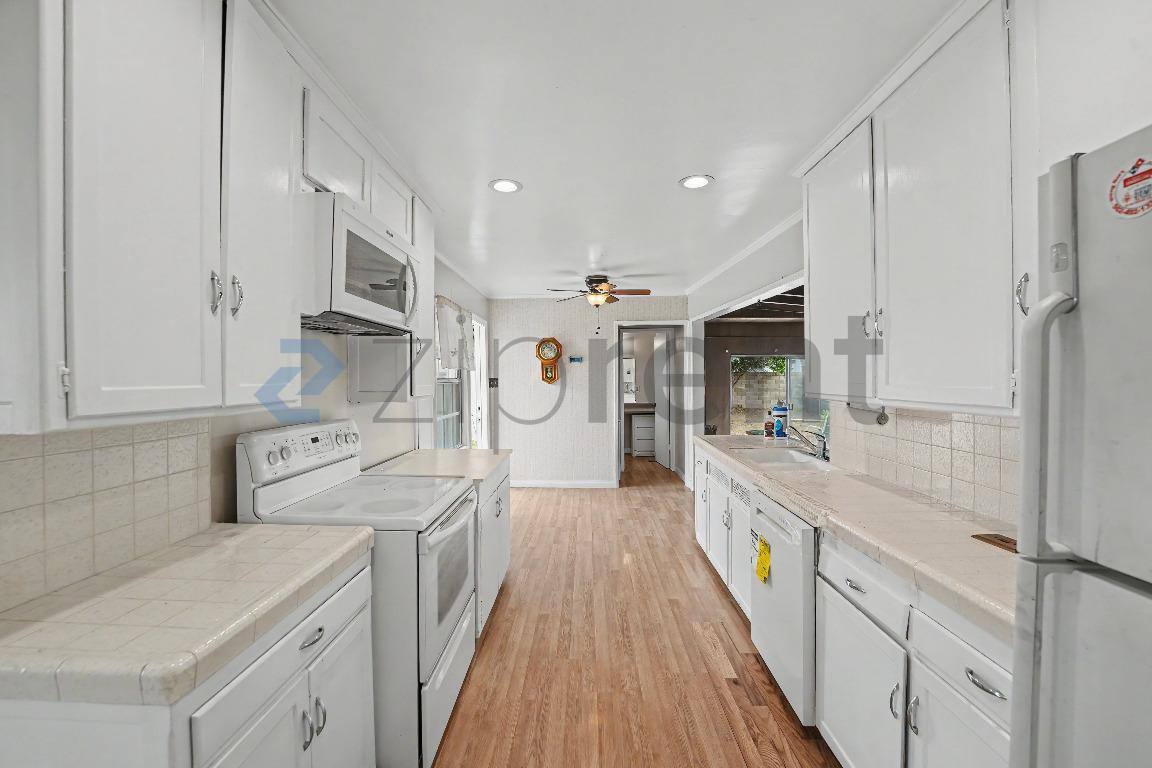 House for rent at 428 E 44th Circle, Long Beach, CA 90807
