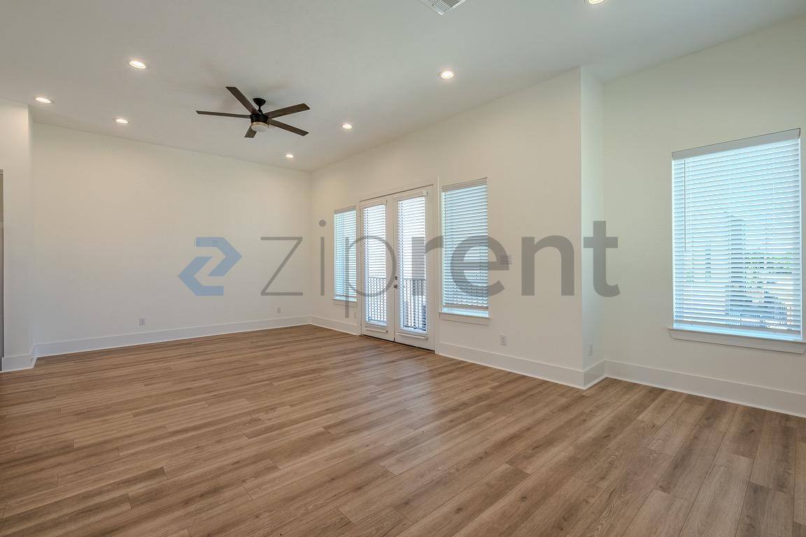 Townhouse for rent at 1620 Ojeman Rd E, Houston, TX 77055