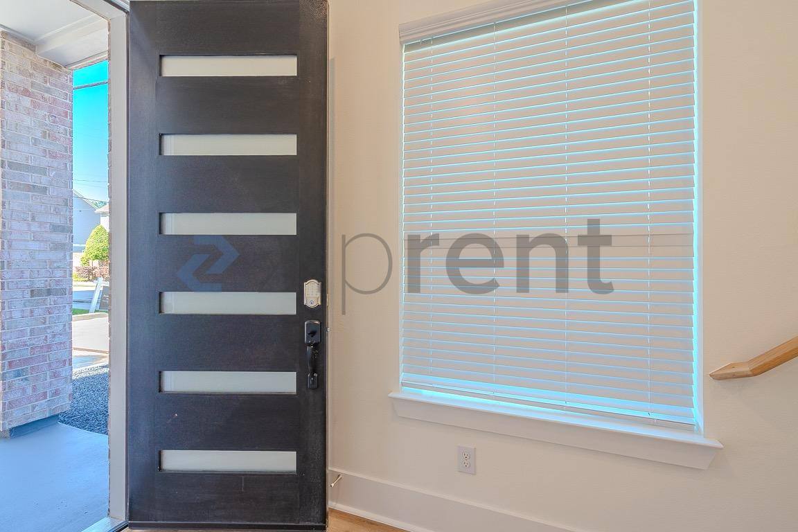 Townhouse for rent at 1620 Ojeman Rd E, Houston, TX 77055