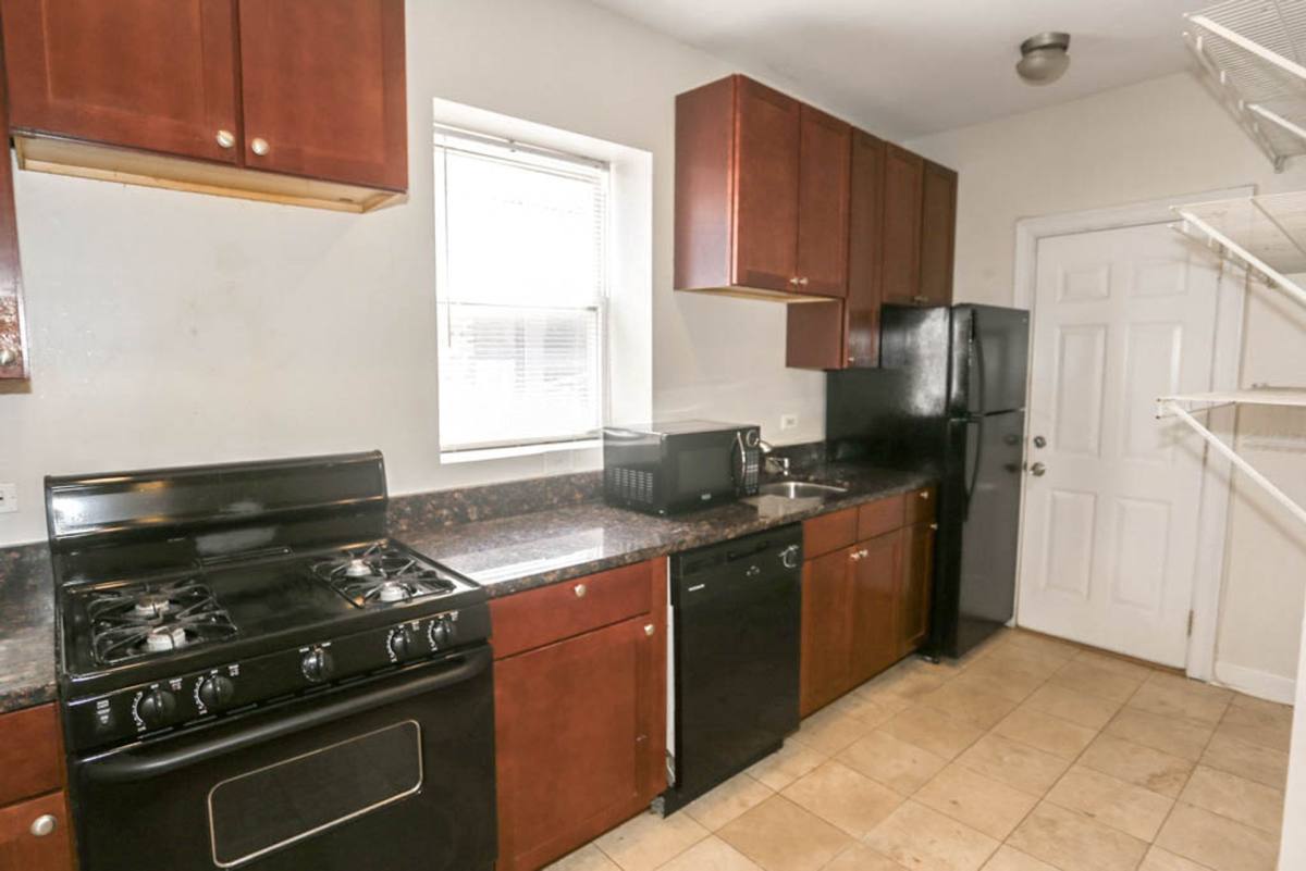 Apartment for rent at 3912 N Pine Grove Ave, Chicago, IL 60613
