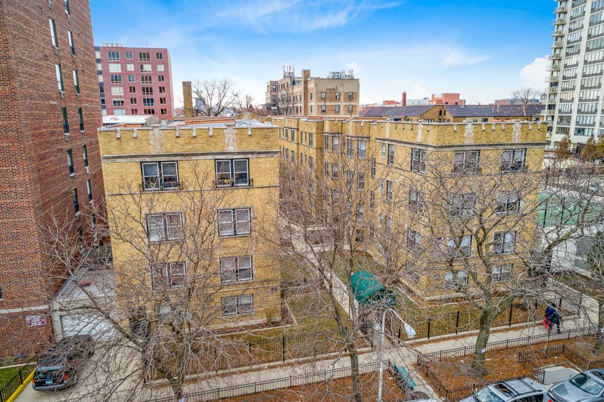 Apartment for rent at 3912 N Pine Grove Ave, Chicago, IL 60613