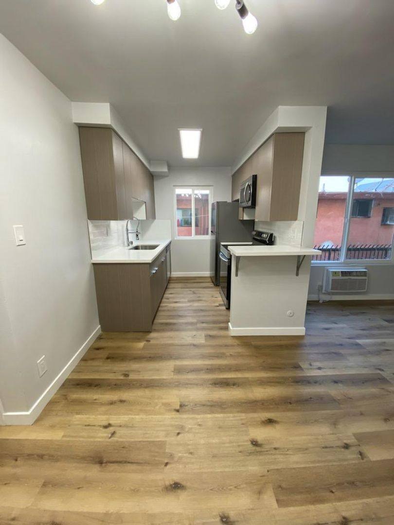 Apartment for rent at 2515 Ocean View Ave, Los Angeles, CA 90057