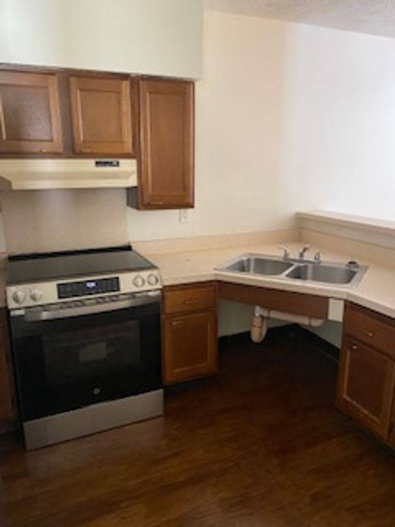 Apartment for rent at 432 McConnell St, Uhrichsville, OH 44683