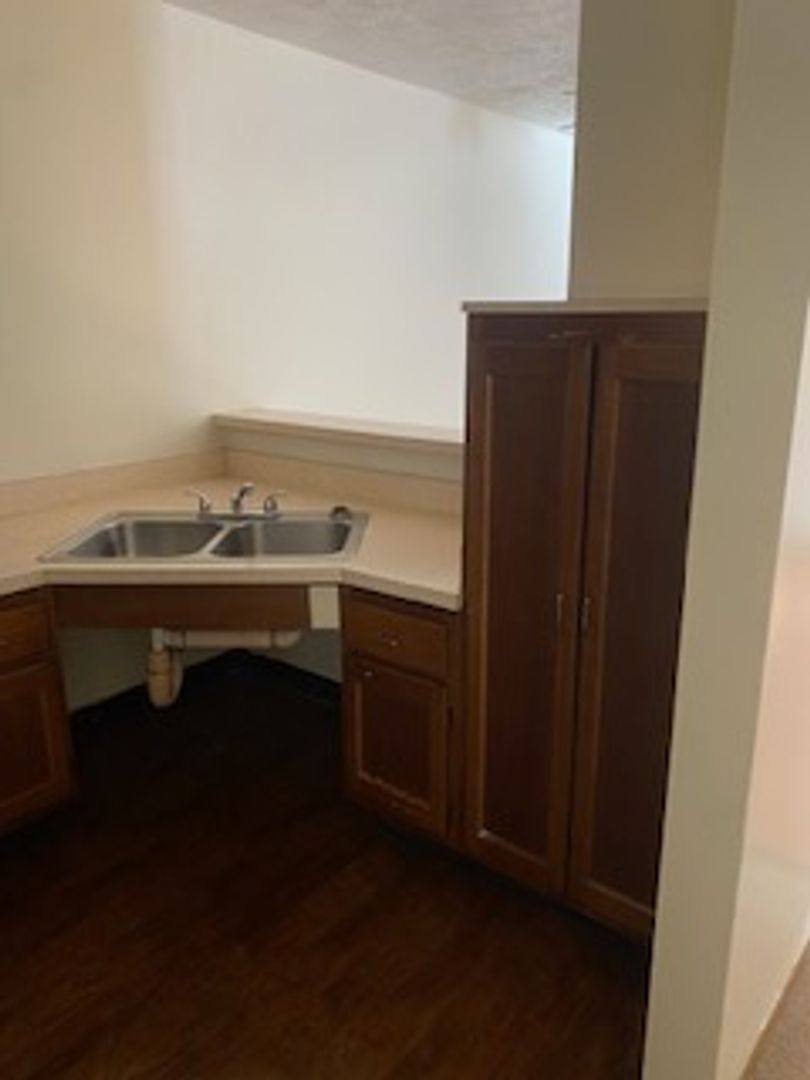 Apartment for rent at 432 McConnell St, Uhrichsville, OH 44683