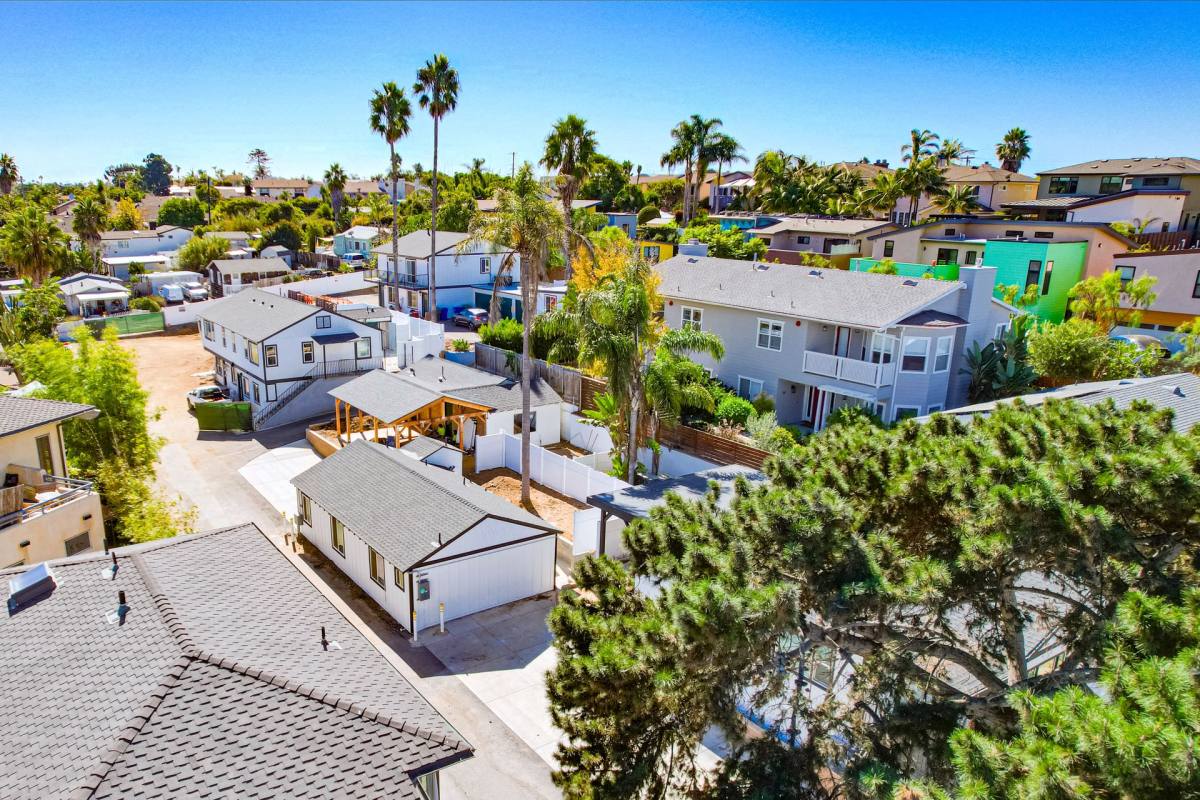 Apartment for rent at 137-149 Avocado St, Encinitas, CA 92024