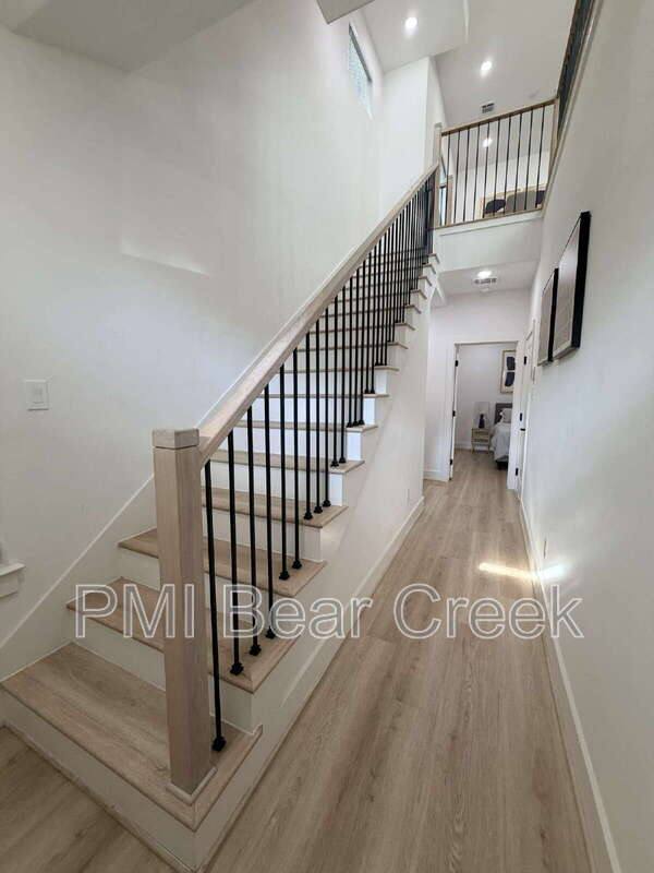 Townhouse for rent at 2706 Cochran St, Houston, TX 77009
