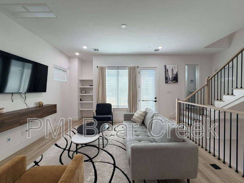Townhouse for rent at 2706 Cochran St, Houston, TX 77009