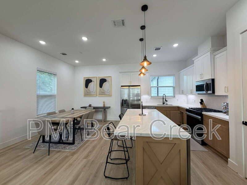 Townhouse for rent at 2706 Cochran St, Houston, TX 77009