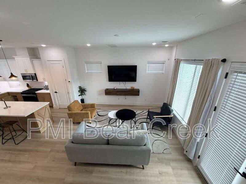 Townhouse for rent at 2706 Cochran St, Houston, TX 77009