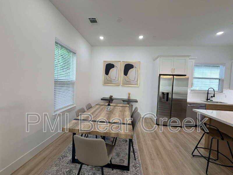 Townhouse for rent at 2706 Cochran St, Houston, TX 77009