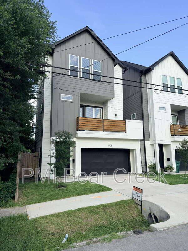 Townhouse for rent at 2706 Cochran St, Houston, TX 77009