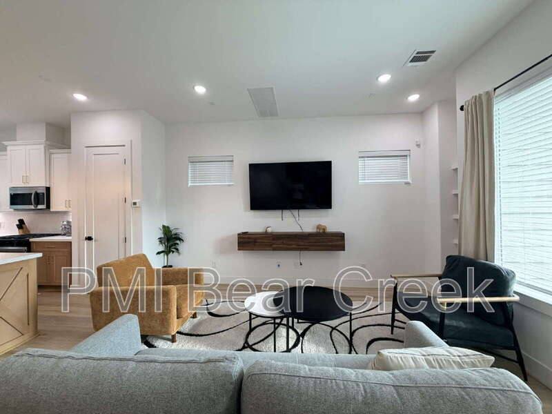 Townhouse for rent at 2706 Cochran St, Houston, TX 77009