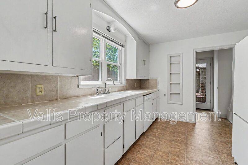House for rent at 2151 Winter St SE, Salem, OR 97302