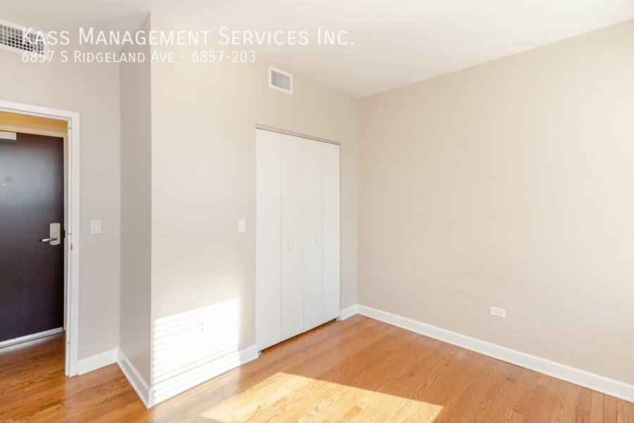 Apartment for rent at 6857 S Ridgeland Ave, Chicago, IL 60649
