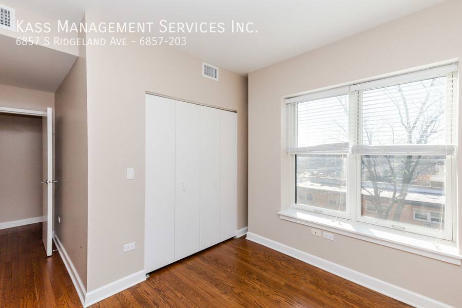Apartment for rent at 6857 S Ridgeland Ave, Chicago, IL 60649