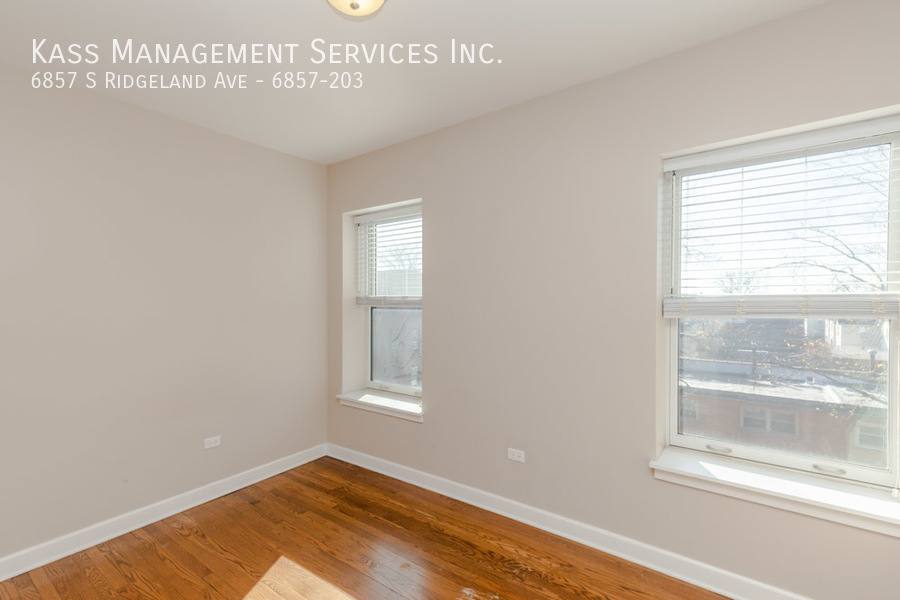 Apartment for rent at 6857 S Ridgeland Ave, Chicago, IL 60649