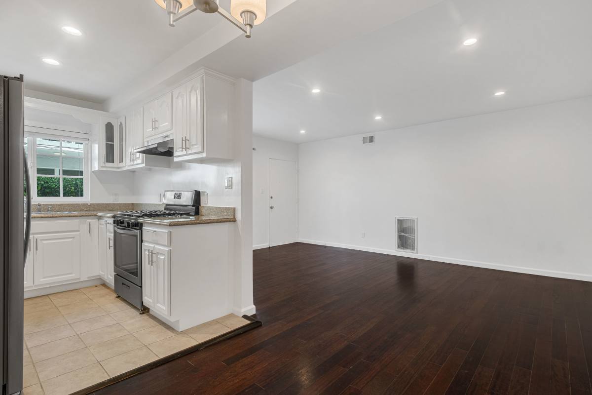 Apartment for rent at 1055 S Bedford St, Los Angeles, CA 90035