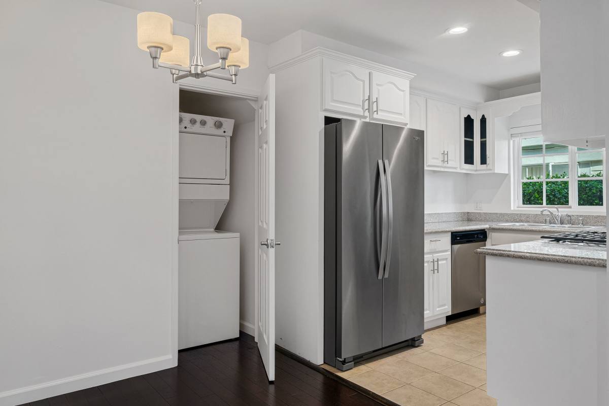 Apartment for rent at 1055 S Bedford St, Los Angeles, CA 90035