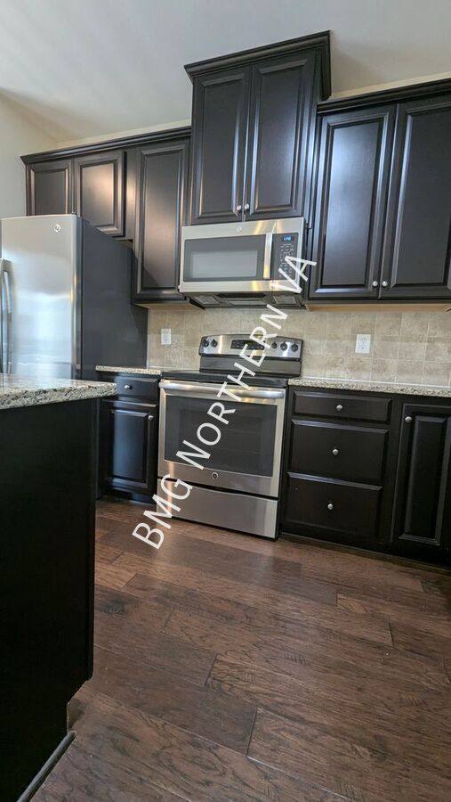 Townhouse for rent at 7012 Kona Dr, Gainesville, VA 20155