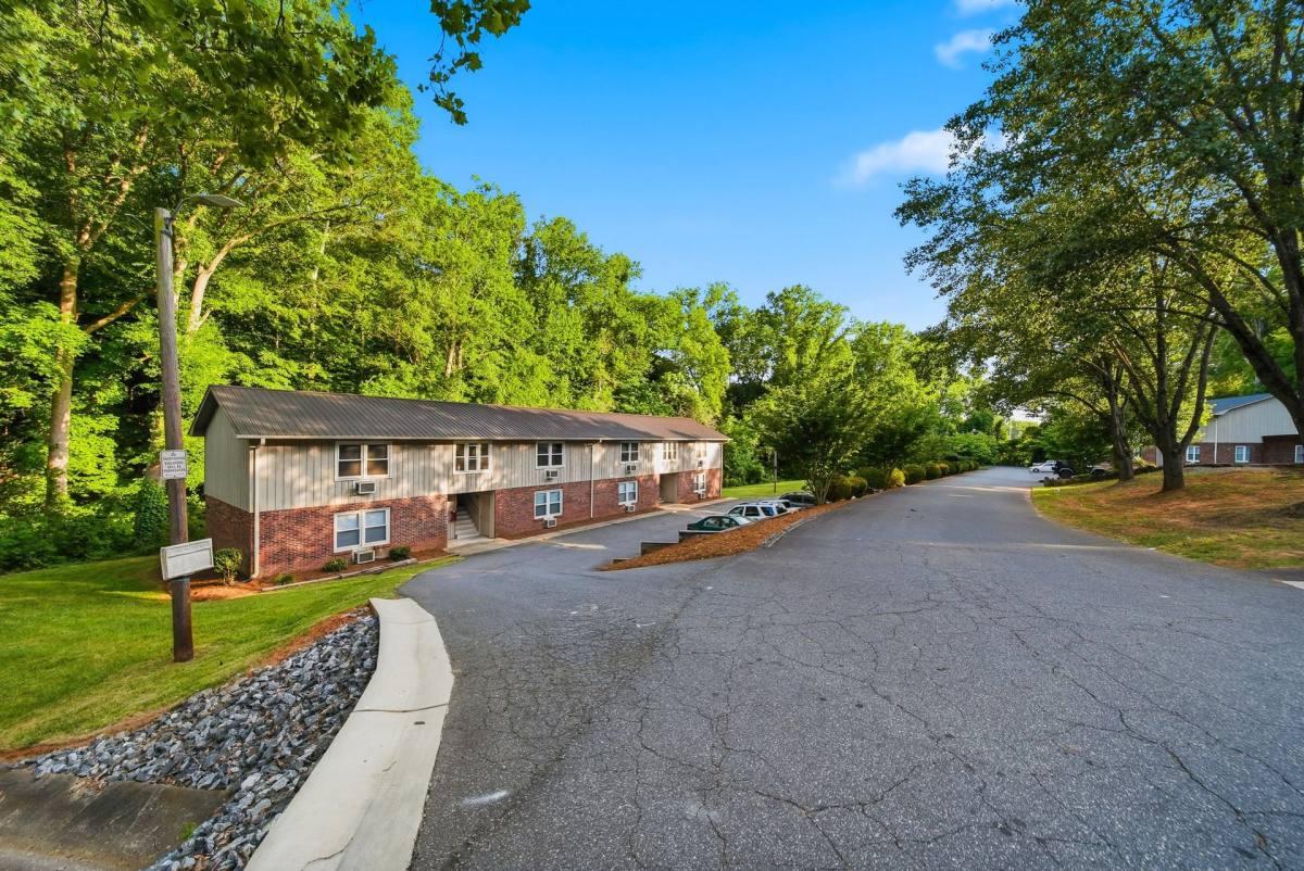 Apartment for rent at 655 7th Ave SW, Hickory, NC 28602