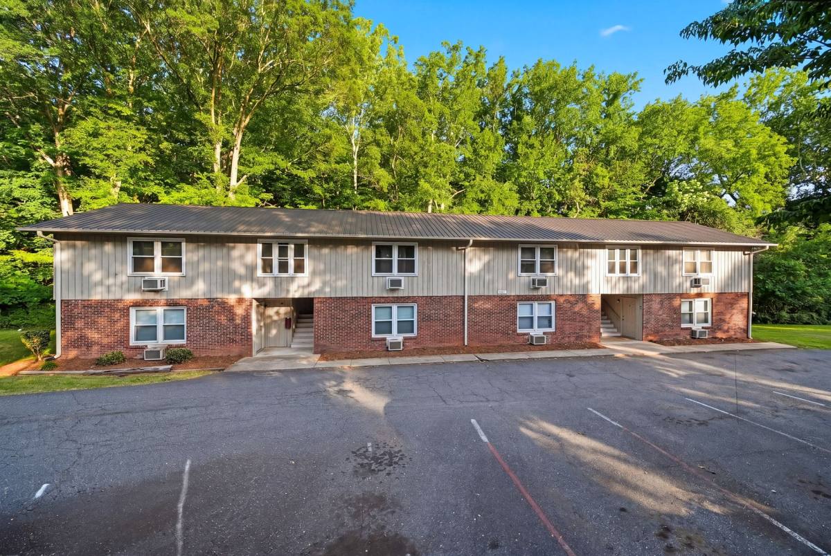 Apartment for rent at 655 7th Ave SW, Hickory, NC 28602