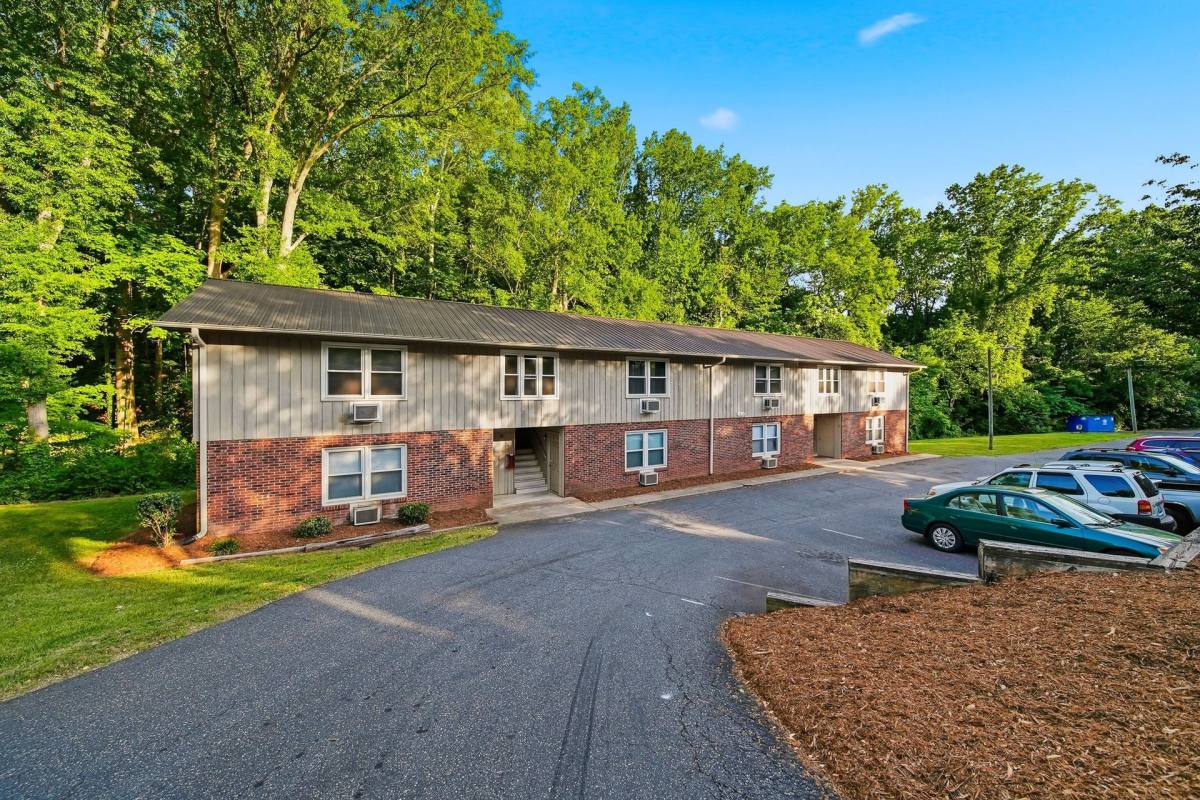 Apartment for rent at 655 7th Ave SW, Hickory, NC 28602