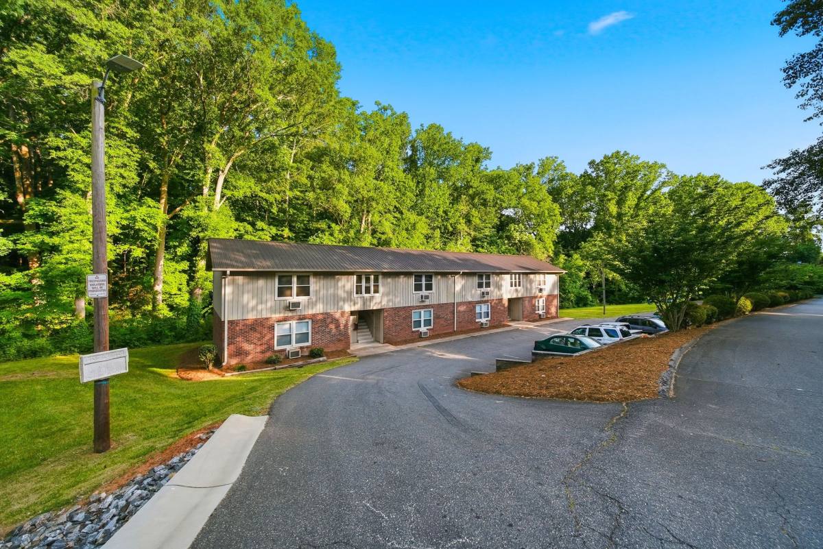 Apartment for rent at 655 7th Ave SW, Hickory, NC 28602