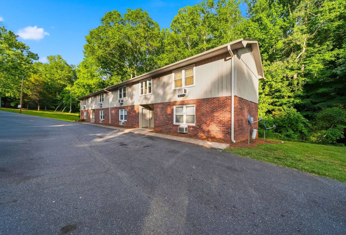 Apartment for rent at 655 7th Ave SW, Hickory, NC 28602